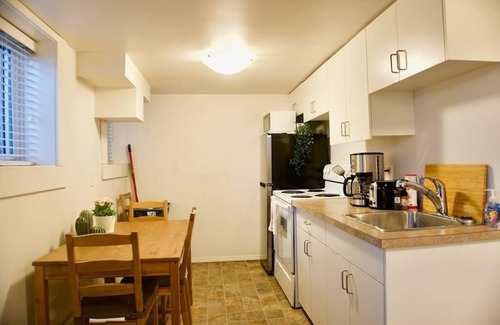 Moose Jaw Apartment | Cozy Studio, 4k Smart TV, Parking, Downtown, WiFi
