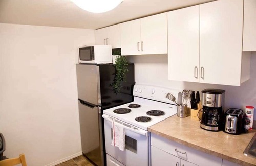 Moose Jaw Apartment | Cozy Studio, 4k Smart TV, Parking, Downtown, WiFi