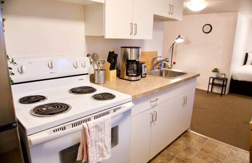 Moose Jaw Apartment | Cozy Studio, 4k Smart TV, Parking, Downtown, WiFi