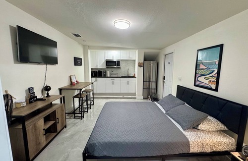 Greenacres Apartment | Cozy Studio Apartment in WPB, very close to the airport