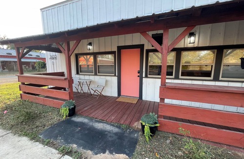 Lockesburg Apartment | Cozy studio apartment in welcoming Lockesburg with WiFi, AC and no cleaning fee