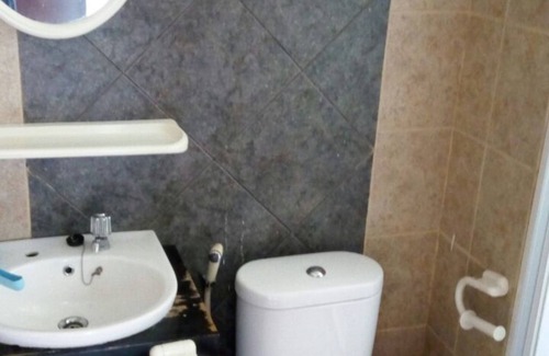 Panunggangan Utara Apartment | Cozy Studio Apartment 2 Bedroom Sleeps 3 with Great Location-GWR1916