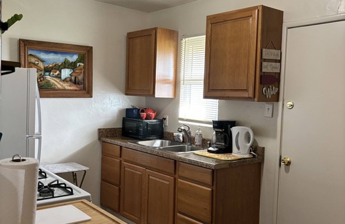 Hanford Apartment | Cozy Studio B