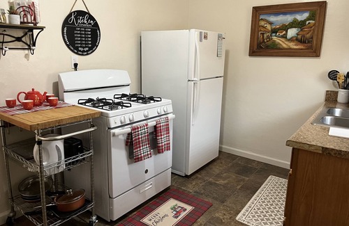 Hanford Apartment | Cozy Studio B