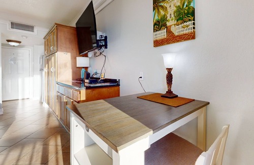 Fort Walton Beach Apartment | Cozy studio condo with water views, pools & amazing location