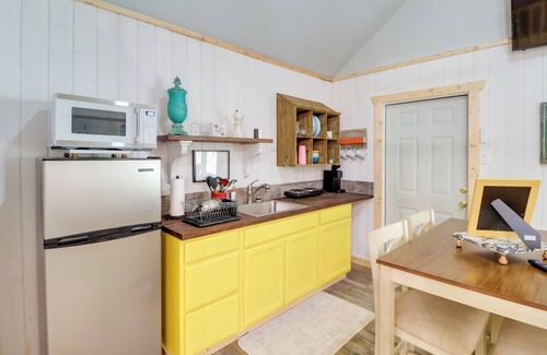 Higden Apartment | Cozy Studio Cabin ~ 1 Mi to Greers Ferry Lake!