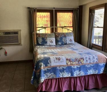 Logan House | Cozy Studio Cabin Rental with Hot Tub Perfect for Glamping in Ohio