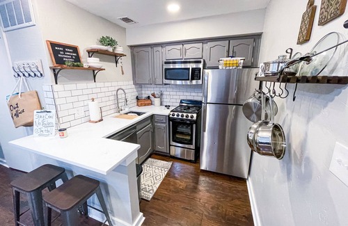 Fort Worth Condo | Cozy Studio condo with pool, nightlife and restaurants!