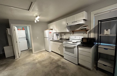 Prien Apartment | Cozy studio cottage in enchanting Lake Charles with AC, WiFi.