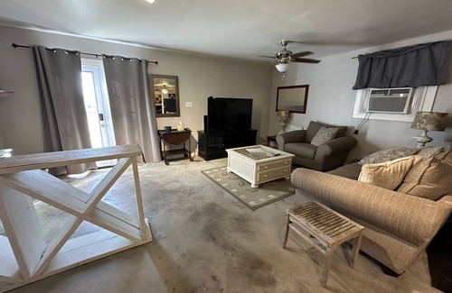 Prien Apartment | Cozy studio cottage in enchanting Lake Charles with AC, WiFi.