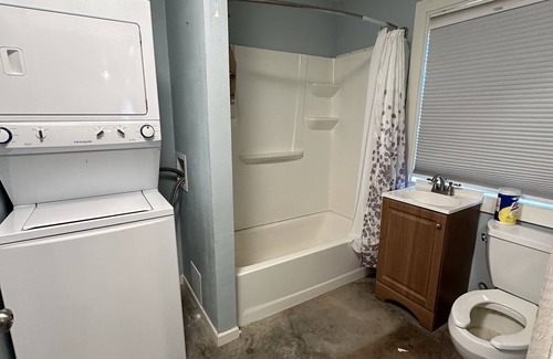 Prien Apartment | Cozy studio cottage in enchanting Lake Charles with AC, WiFi.