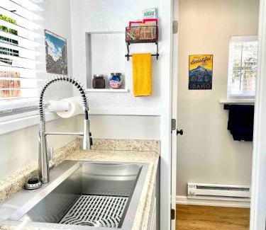Twin Falls House | Cozy Studio Cottage - Downtown Twin Falls