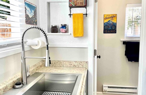 Twin Falls House | Cozy Studio Cottage - Downtown Twin Falls
