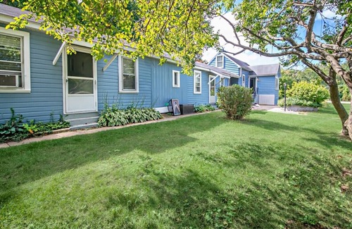 Lake Michigan Beach House | Cozy Studio Cottage w Fast WiFi near Lake