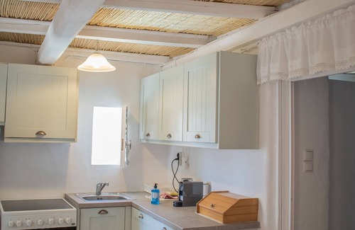 Nea Cryssi Akti Apartment | Cozy studio for 2 guests with 1 child or 3 adults - walking distance to beach