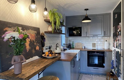 Bowes Apartment | Cozy Studio for 2 near Ally Pally & Tottenham stadium - parking available