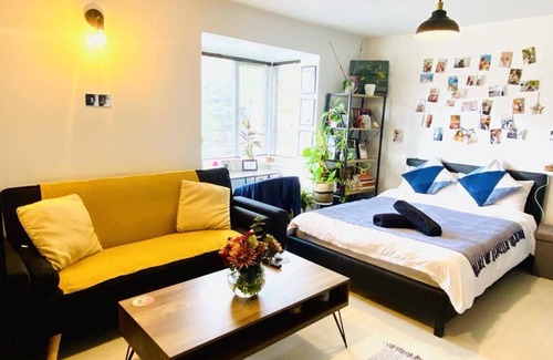 Bowes Apartment | Cozy Studio for 2 near Ally Pally & Tottenham stadium - parking available