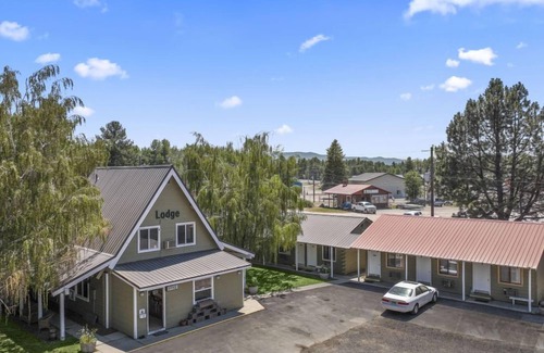 Cascade House | Cozy Studio for Weekend Getaway near Lake Cascade State Park