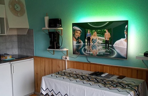 Station de Drouzin le Mont Apartment | Cozy Studio on the Slopes with Balcony, Close to Shops and Parking