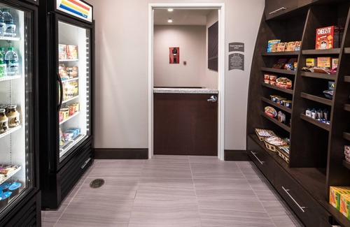 Lake Jackson Apartment | Cozy Studio. Free Breakfast Buffet. Outdoor Pool.