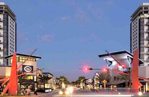 Doral Apartment | Cozy Studio! Golf & City Views, Walk to Shops, Parks, Dining & Nightlife!
