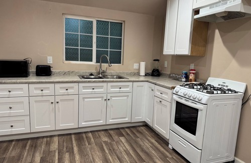 Winnetka Apartment | Cozy studio in amazing Los Angeles with WiFi, AC, full equip !