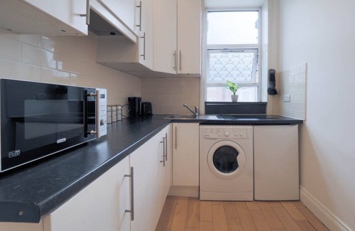 Kilburn Apartment | Cozy Studio In Central Kilburn London Zone 2 With Seperate Private Kitchen