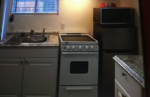 Hellman Street Apartment | Cozy studio in Long Beach ca