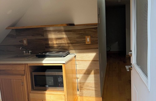 Lake Ronkonkoma Apartment | Cozy studio in enjoyable Lake Ronkonkoma area with AC and parking provided.