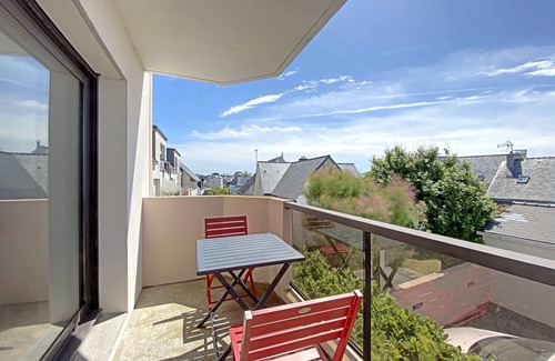 Larmor-Plage Apartment | Cozy Studio Near Beach and Shops in Larmor-Plage with Balcony and Parking