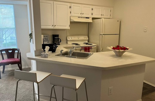 Laurel Apartment | ✮Cozy Studio Near Downtown w/Queen Bed & Parking✮