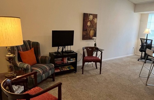 Laurel Apartment | ✮Cozy Studio Near Downtown w/Queen Bed & Parking✮