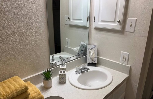 Laurel Apartment | ✮Cozy Studio Near Downtown w/Queen Bed & Parking✮