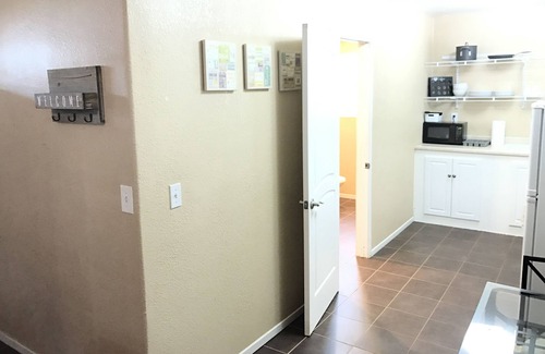 Azusa Apartment | Cozy Studio. Near Everything!