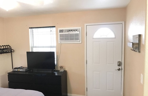 Azusa Apartment | Cozy Studio. Near Everything!