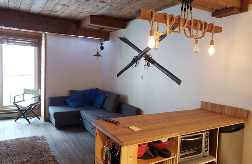 Big White Ski Resort Apartment | Cozy Studio Retreat, true ski in ski out