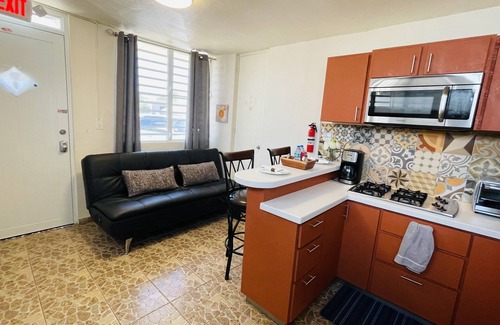 Bucana Apartment | Cozy Studio Retreat with Private Parking and Laundry. Pet Friendly