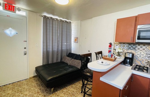 Bucana Apartment | Cozy Studio Retreat with Private Parking and Laundry. Pet Friendly