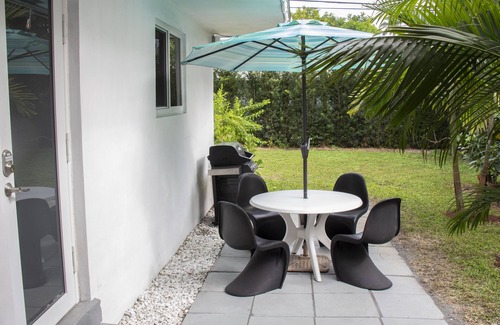 South Middle River Apartment | Cozy studio under the palm trees