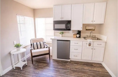 Camarillo Apartment | 🤗 Cozy Studio w/Kitchenette & Walk-in Shower