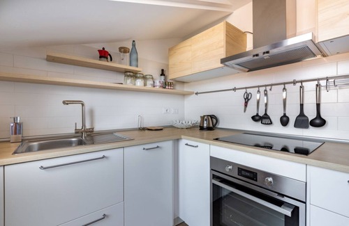 Bruzzano House | Cozy Studio W/Parking 5 min walk from the bus stop