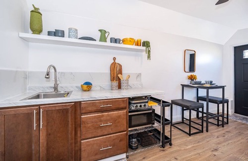 Sky Lake Apartment | Cozy Studio w/WiFi, AC & Private Entry – Easy Access, Near Airport & Shops