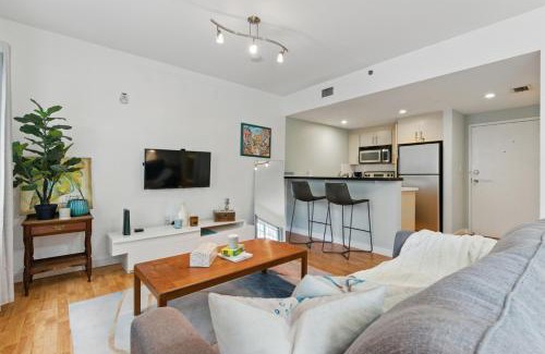 City Center House | Cozy Studio Walk to Beach Convention Center
