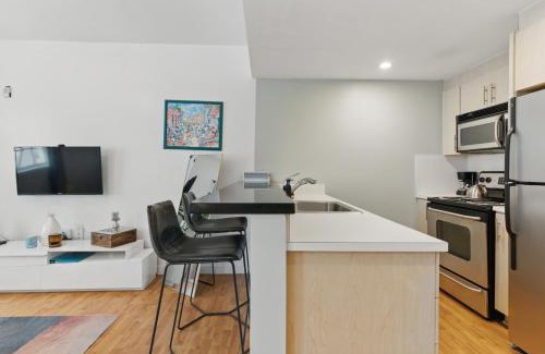 City Center House | Cozy Studio Walk to Beach Convention Center