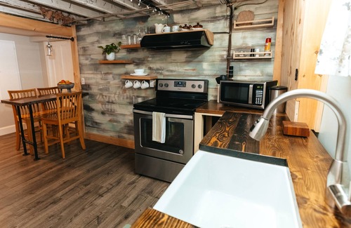 Fifth Ward Apartment | Cozy studio-walking distance to restaurants, shops & harbor