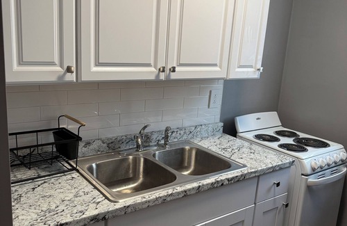 Collingdale Apartment | Cozy studio with. Beautiful King Size Bed, WiFi and AC in fabulous Collingdale