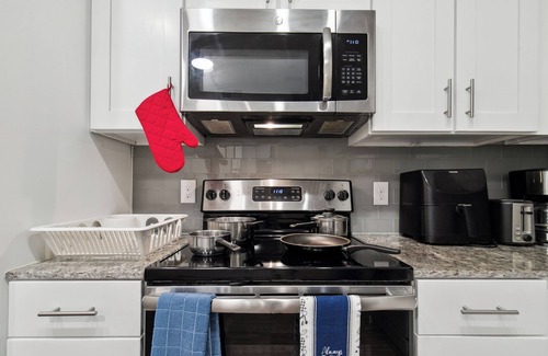 Legacy Park Apartment | Cozy studio with fitness room and WiFi in charming Plano