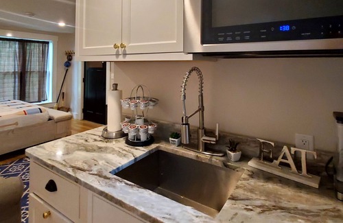 East Chop Apartment | Cozy studio with free WiFi, private deck & kitchenette - walk to downtown