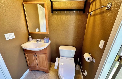 Silver Creek Apartment | Cozy studio with Kitchenette, WiFi and AC in enchanting San Jose.