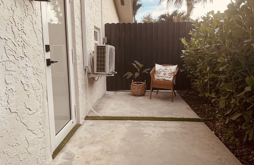 Kendale Lakes Apartment | Cozy Studio with Lake View, cycling circuit and golf course at walking distance.